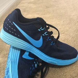 Nike size 7 women’s running shoes, like new